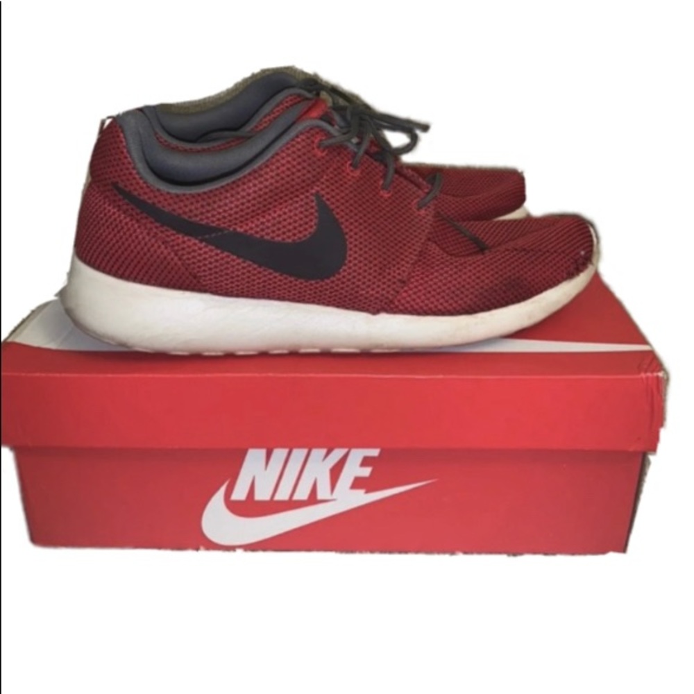 Red Nike roshe